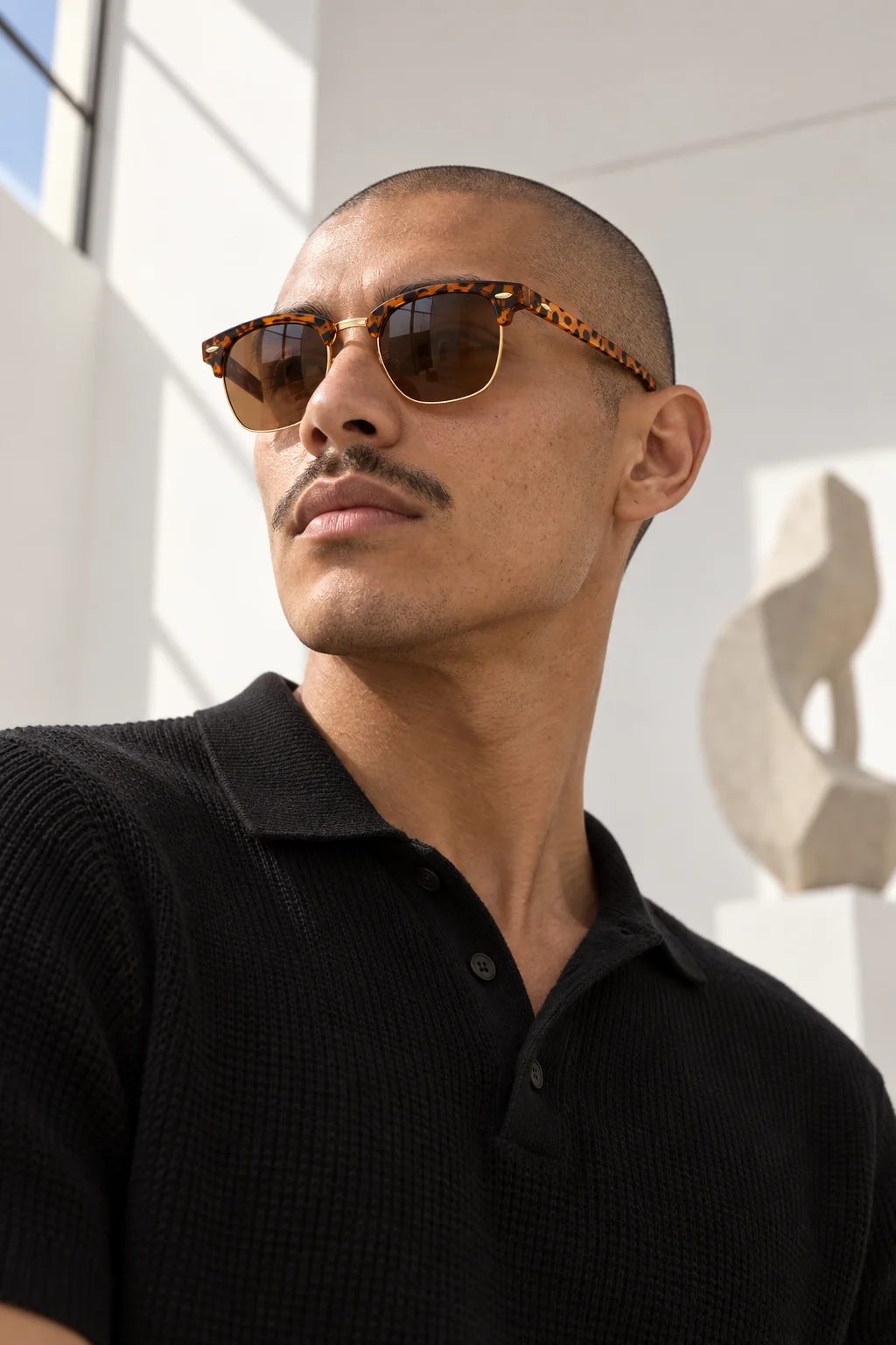Hombre usando los lentes Club 016 — Carey / Dorado