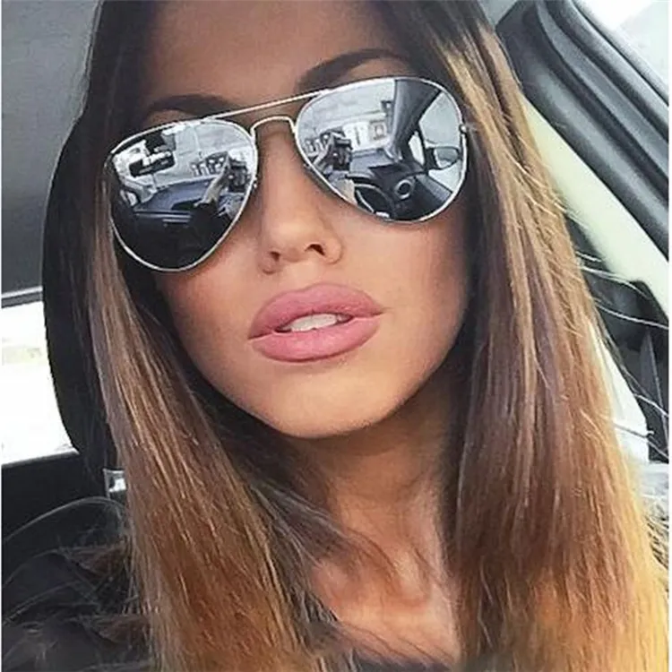Mujer Usando Gafas Aviador